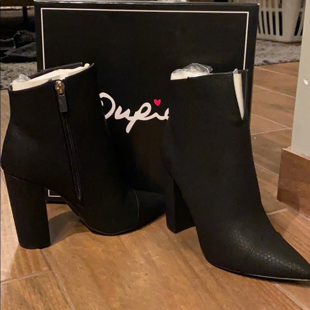 Qupid Signal Block Heel Bootie🖤
